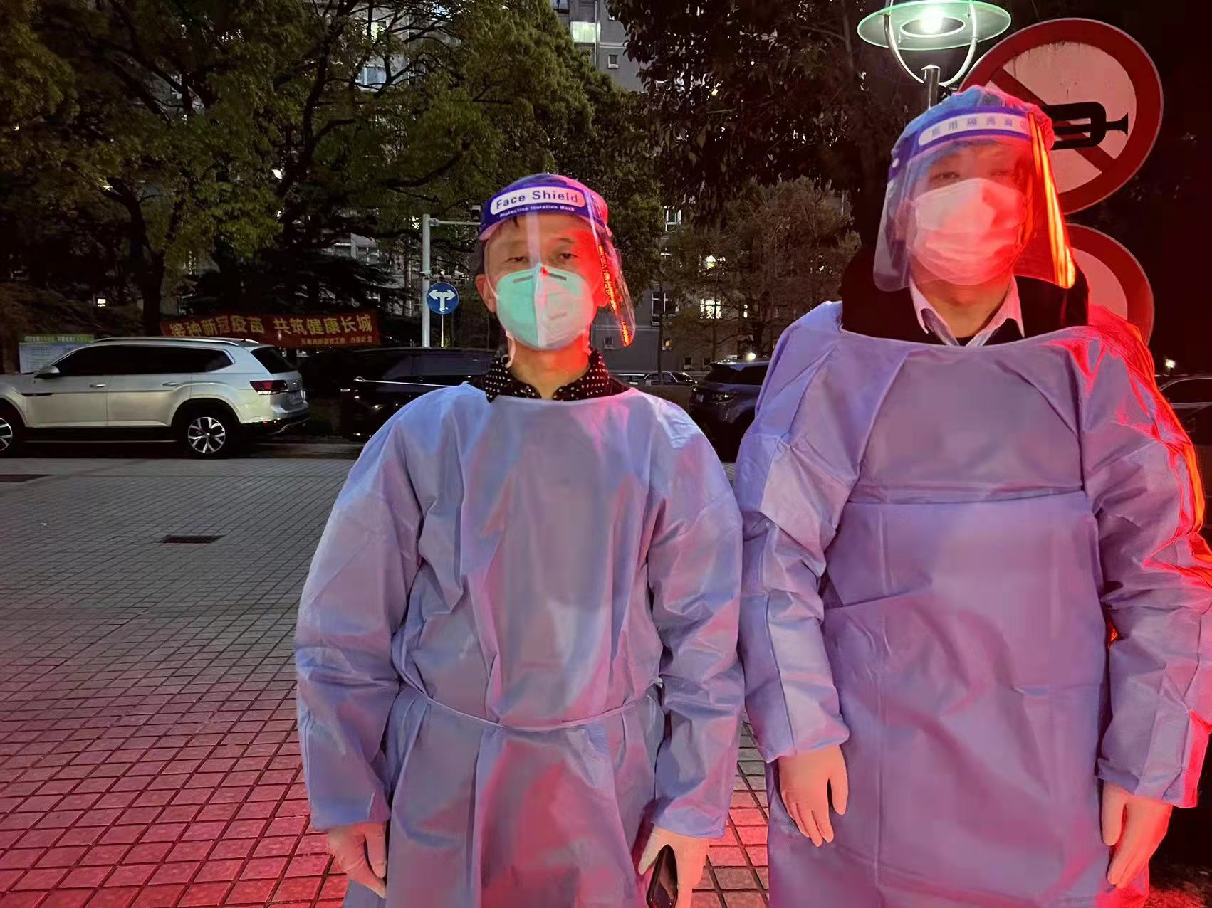 本部劉化景在小區(qū)巡邏，勸返下樓人員；遞送外面來的生活必需品急件到每家門洞，按鈴請業(yè)主下樓來取。